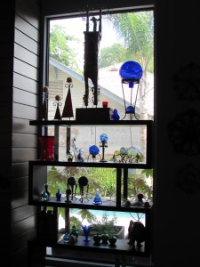 View from the living room with lovely art objects on display. 