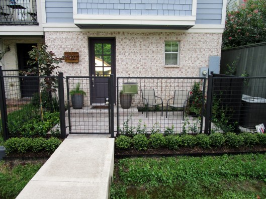 Patio courtyard by Ravenscourt Landsacping & Design LLC