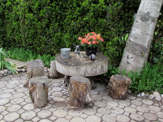 Rustin table and stools from tree trunk